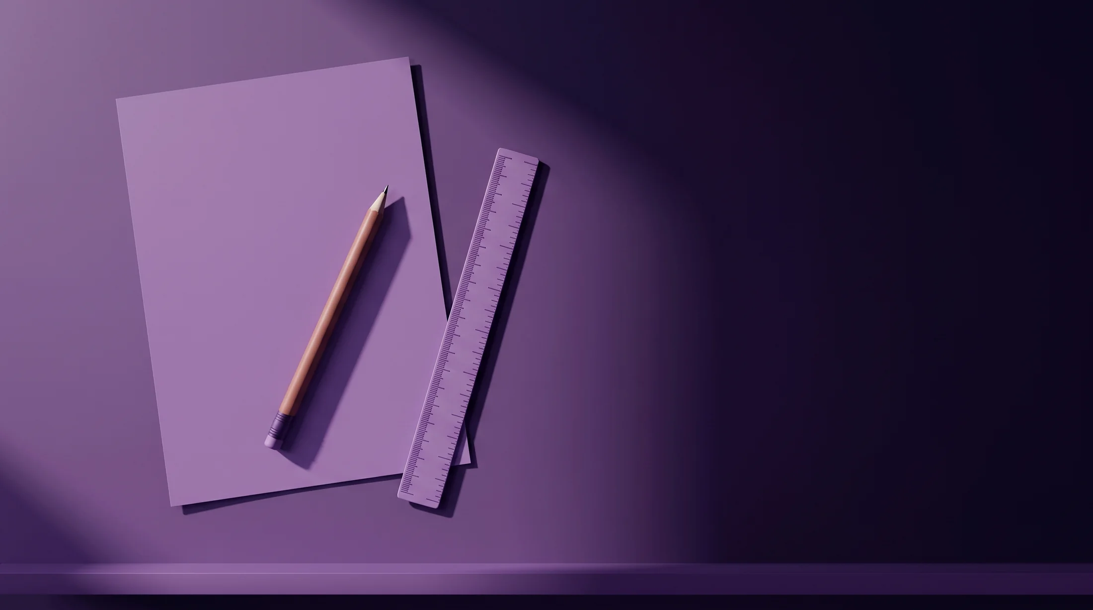 La mesa en blanco: papel, lápiz y escuadra antes de empezar